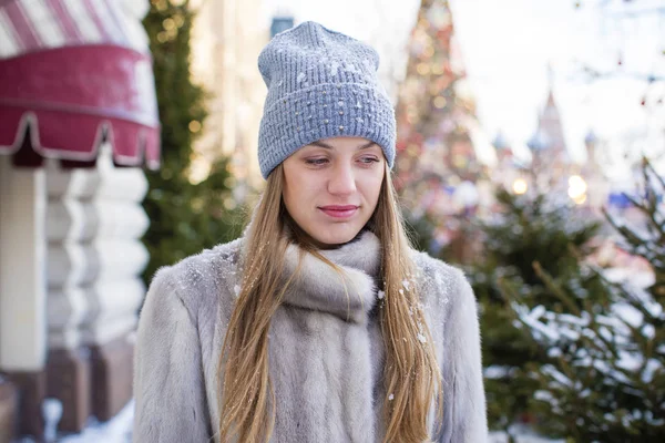 Giovane donna in un cappello a maglia blu e cappotto di visone grigio — Foto Stock