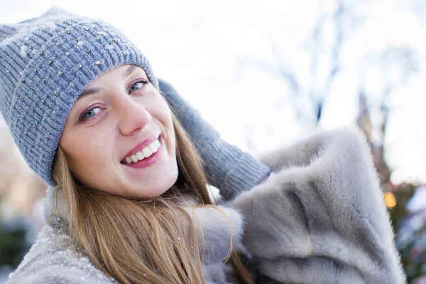 Ung kvinna i en blå Stickad mössa och grå mink päls — Stockfoto