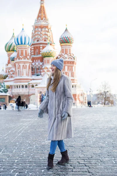 Jovem mulher em um chapéu de malha azul e casaco de vison cinza — Fotografia de Stock