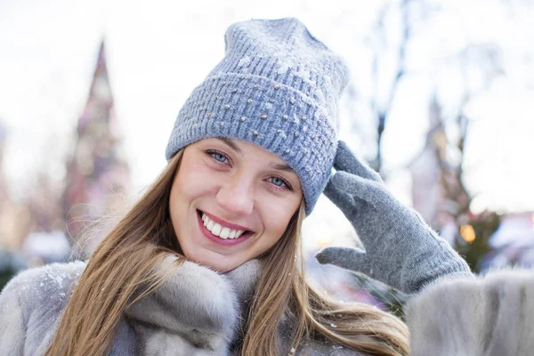 Giovane donna in un cappello a maglia blu e cappotto di visone grigio — Foto Stock