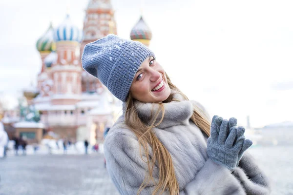 Mujer joven en un sombrero de punto azul y abrigo de visón gris —  Fotos de Stock