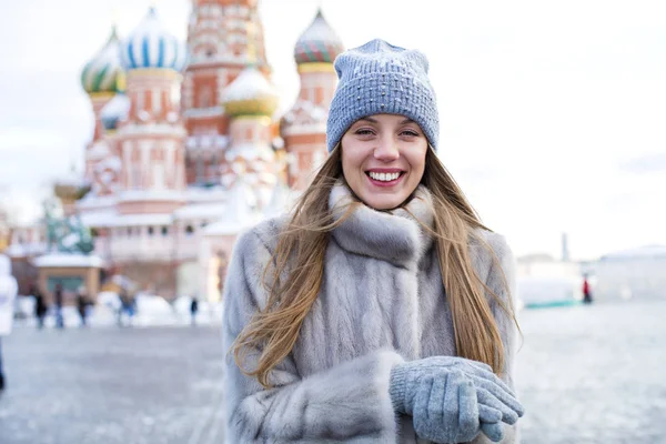 Mujer joven en un sombrero de punto azul y abrigo de visón gris —  Fotos de Stock