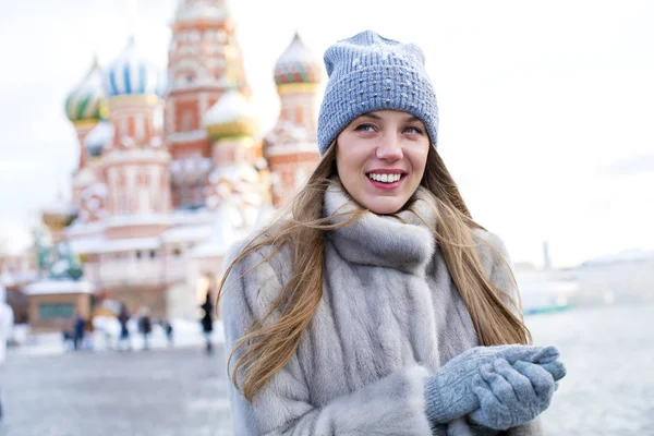 Giovane donna in un cappello a maglia blu e cappotto di visone grigio — Foto Stock