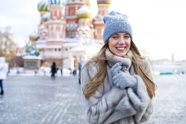 Giovane donna in un cappello a maglia blu e cappotto di visone grigio — Foto Stock