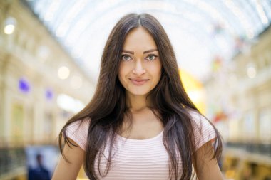 Pembe elbiseli güzel esmer kadın