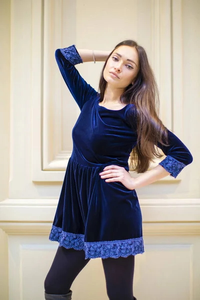 Jonge mooie brunette vrouw in donkere blauwe jurk — Stockfoto
