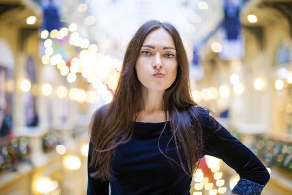 Jonge mooie brunette vrouw in donkere blauwe jurk — Stockfoto