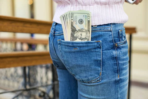 섹시 한 여자 엉덩이의 청바지 주머니에 현금으로 돈 — 스톡 사진