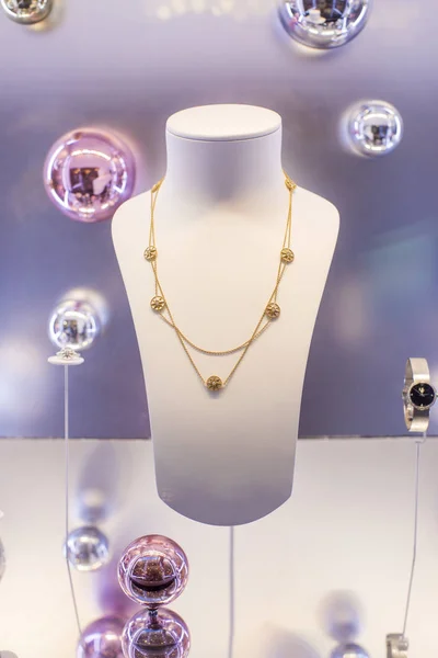 Ensemble de bijoux de luxe avec pierres précieuses et diamants — Photo