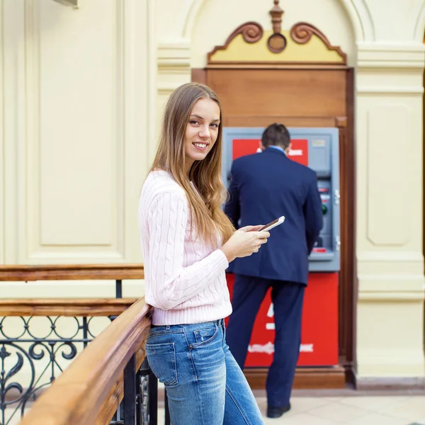 Donna bionda sullo sfondo nel centro commerciale ATM — Foto Stock