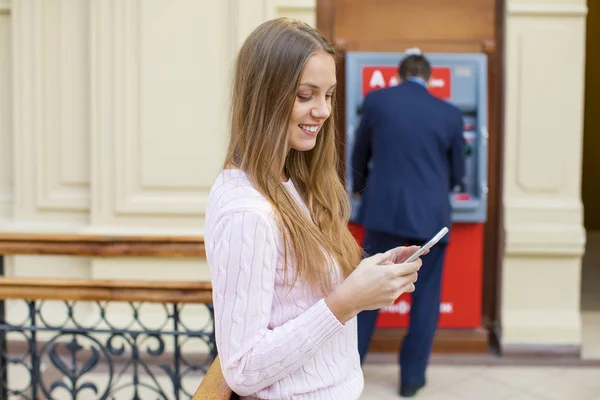 Femme blonde en arrière-plan dans le centre commercial ATM — Photo