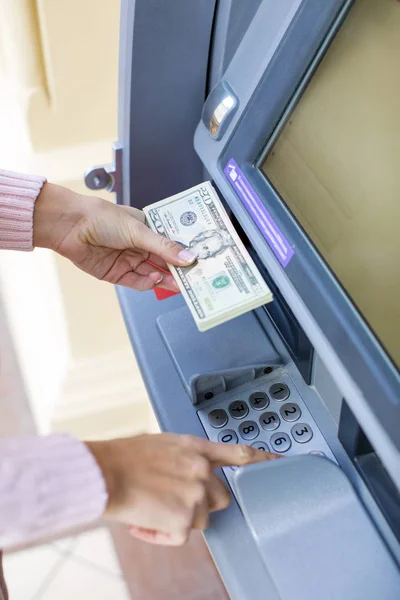 Perempuan tangan menarik uang dari ATM bank luar — Stok Foto
