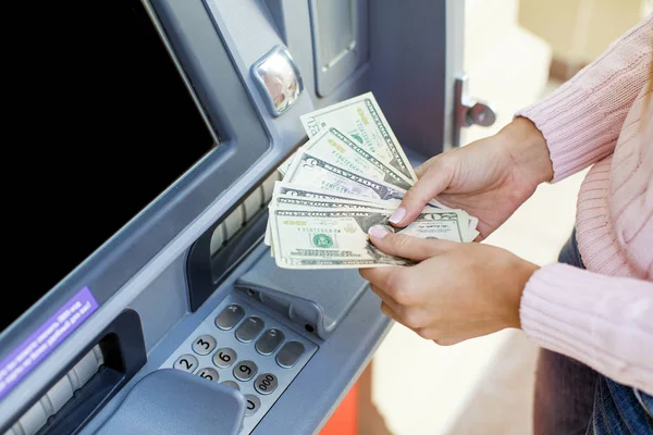 Mulher mão levantando dinheiro do banco ao ar livre ATM — Fotografia de Stock
