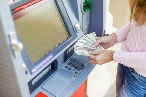 Mujer mano retirar dinero del banco al aire libre cajero automático —  Fotos de Stock