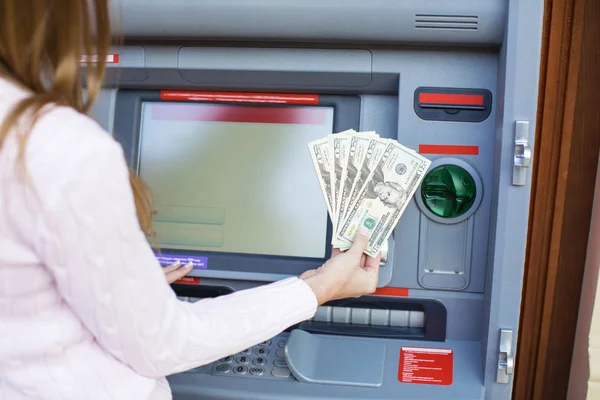 Kadın eli açık banka Atm para çekme — Stok fotoğraf