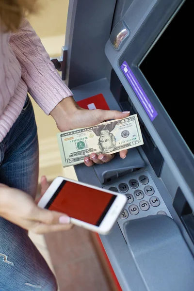 Kvinna hand uttag av pengar från utomhus bank Atm — Stockfoto