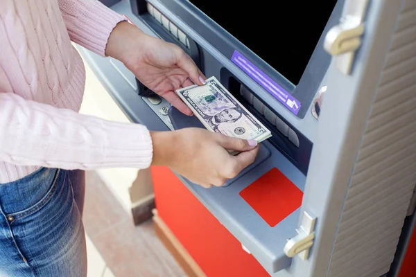 Женщина снимает деньги в банкомате открытого банка — стоковое фото