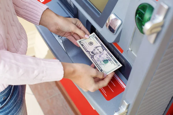 Mulher mão levantando dinheiro do banco ao ar livre ATM — Fotografia de Stock