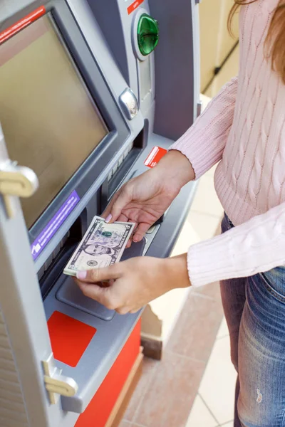 Mulher mão levantando dinheiro do banco ao ar livre ATM — Fotografia de Stock