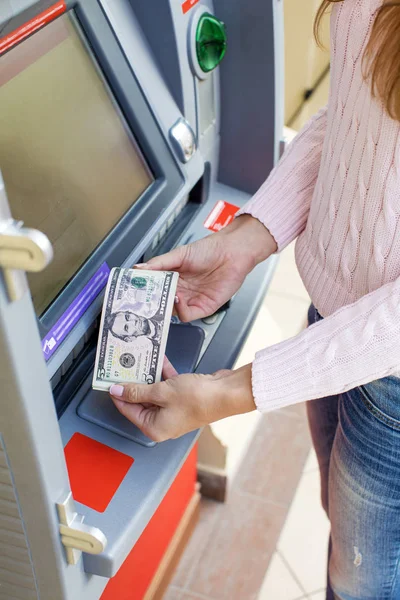Kvinna hand uttag av pengar från utomhus bank Atm — Stockfoto