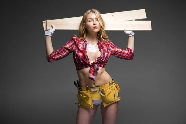 Mulher loira sexy segurando placas de construção — Fotografia de Stock