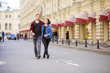 Mutlu turistler haritayla şehri geziyor.