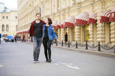 Mutlu turistler haritayla şehri geziyor.