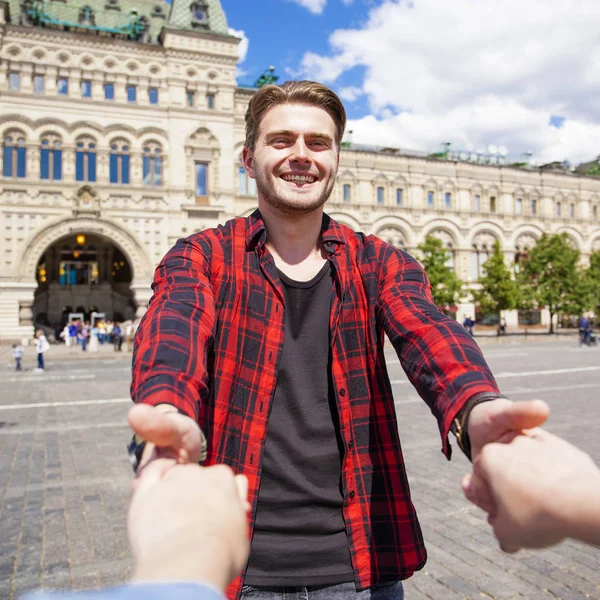 Sígueme. Jóvenes chicos felices tira de la mano de las niñas —  Fotos de Stock