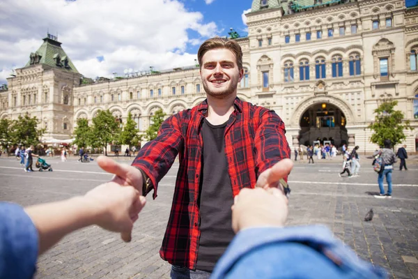 Sígueme. Jóvenes chicos felices tira de la mano de las niñas —  Fotos de Stock