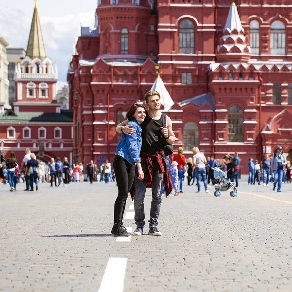 Gelukkig toeristen sightseeing stad met kaart — Stockfoto