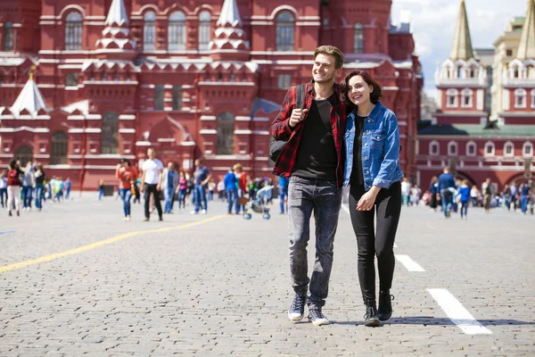 Happy tourists sightseeing city with map — Stock Photo, Image