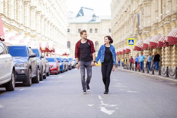 Glada turister sightseeing stad med karta — Stockfoto