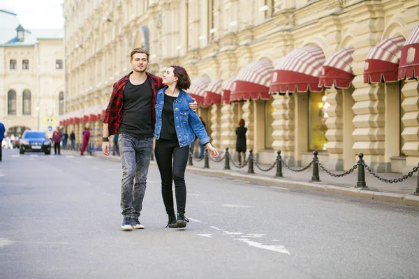 Turisti felici visita della città con mappa — Foto Stock