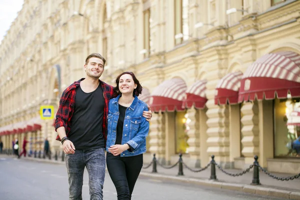 Turisti felici visita della città con mappa — Foto Stock