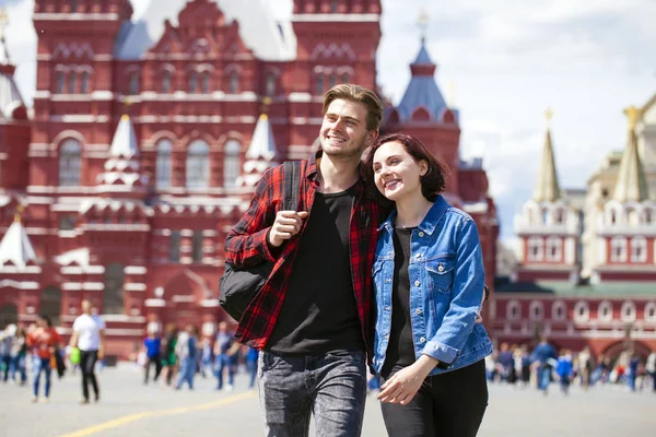 Happy tourists sightseeing city with map — Stock Photo, Image