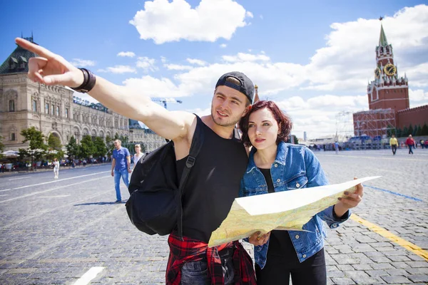 Couple tourists sightseeing city with map. Red Square, Moscow, R — Stock Photo, Image