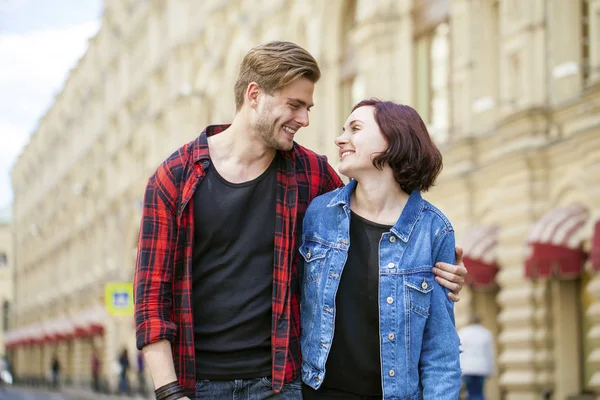 Vackra unga paret på en promenad i staden — Stockfoto