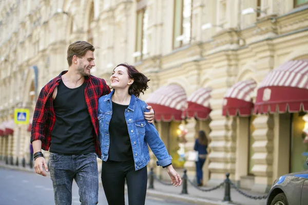 Vackra unga paret på en promenad i staden — Stockfoto
