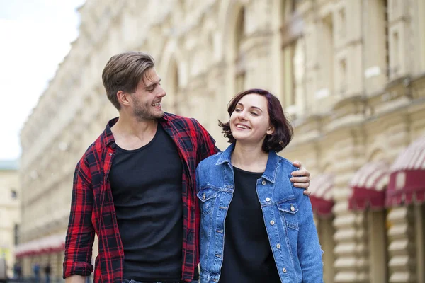 Mooie jong koppel op een wandeling in de stad — Stockfoto