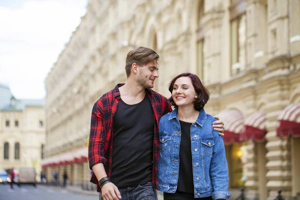 市内の散歩の美しい若いカップル — ストック写真