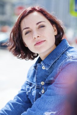 Gülümseyen genç bir kadının yakın plan portresi.