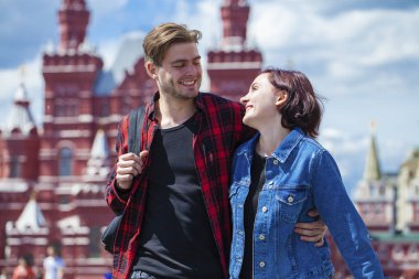 Şehirde bir yolda güzel genç Çift