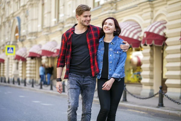 Gyönyörű fiatal pár egy séta a városban — Stock Fotó