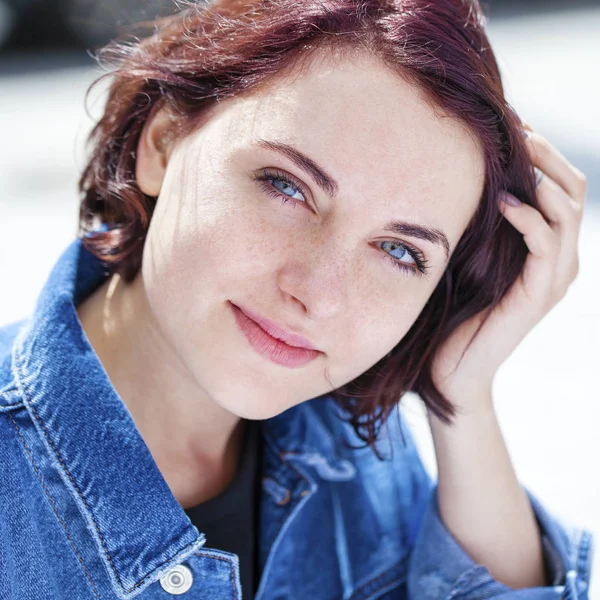 Retrato de close-up de uma jovem mulher feliz sorrindo — Fotografia de Stock