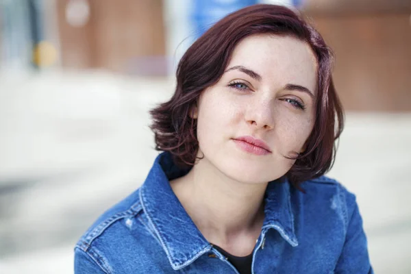 Closeup portrait of a happy young woman smiling — Stock Photo, Image