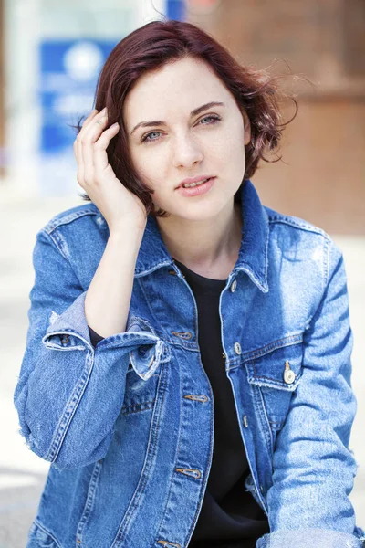 Closeup portrait of a happy young woman smiling — Stock Photo, Image