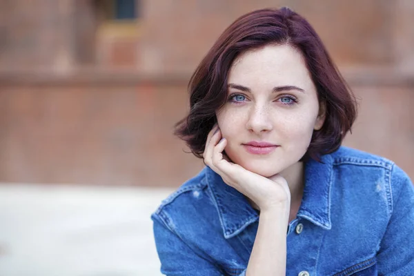 Primo piano ritratto di una giovane donna felice sorridente — Foto Stock