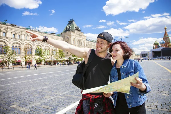 Happy tourists sightseeing city with map — Stock Photo, Image