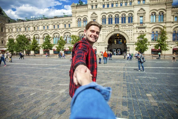 Sígueme. Jóvenes chicos felices tira de la mano de las niñas —  Fotos de Stock