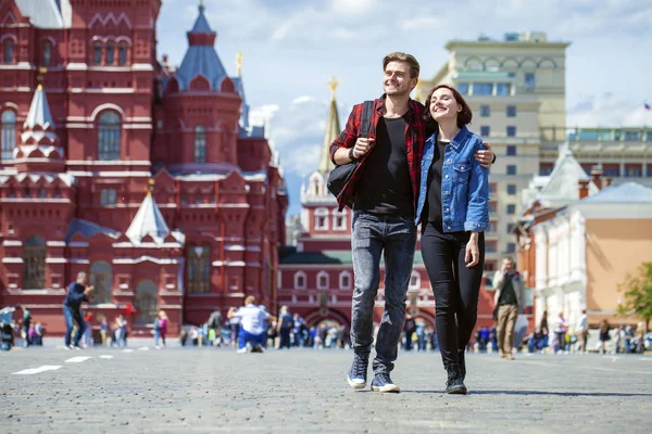 Buoni turisti visita della città — Foto Stock